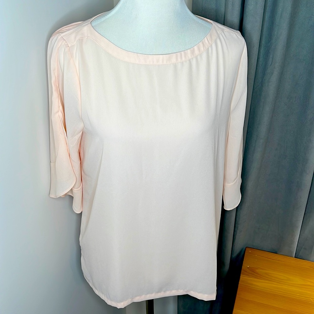 NWT LOFT Tulip or Flutter short sleeve tee in peach fuzz - size small pinkish